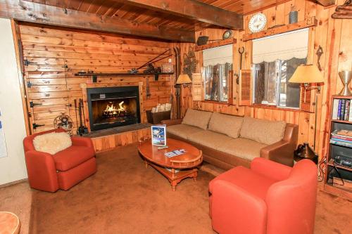 Gallaghers West - Pine surrounded deck and barbecue! Bumper Pool and Wet bar! Darts! in Big Bear Lake, USA