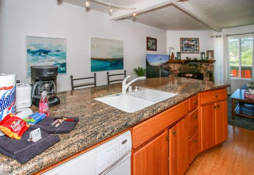 Affordable Lakeview Condo - Condo is cozy and a great location for kayaking and paddle boarding! in Big Bear Lake, USA