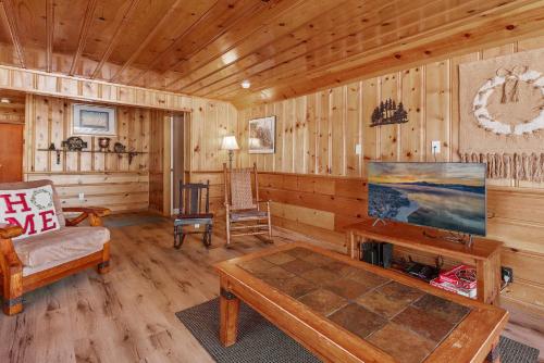 Boulder Bay Lakefront Getaway - Across the street from the lake and Boulder Bay Park! in Big Bear Lake, USA