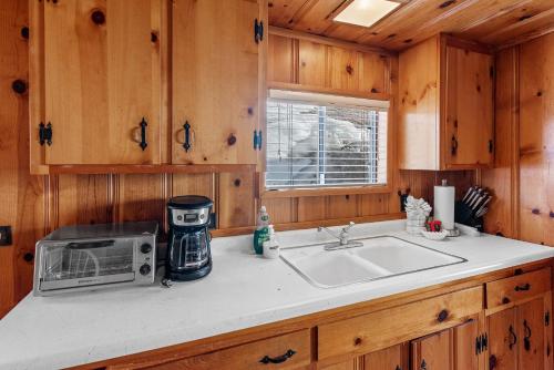Boulder Bay Lakefront Getaway - Across the street from the lake and Boulder Bay Park! in Big Bear Lake, USA