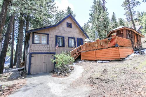 All Seasons Chateau - Beautiful cozy cabin and just couple steps away from Bear Mountain Resort in Big Bear Lake, USA