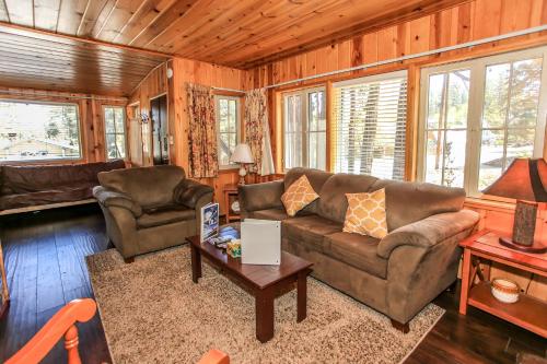 All Seasons Chateau - Beautiful cozy cabin and just couple steps away from Bear Mountain Resort in Big Bear Lake, USA