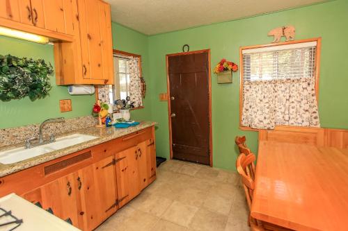 All Seasons Chateau - Beautiful cozy cabin and just couple steps away from Bear Mountain Resort in Big Bear Lake, USA