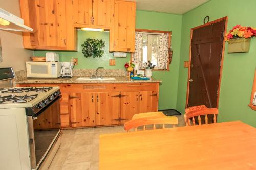 All Seasons Chateau - Beautiful cozy cabin and just couple steps away from Bear Mountain Resort in Big Bear Lake, USA