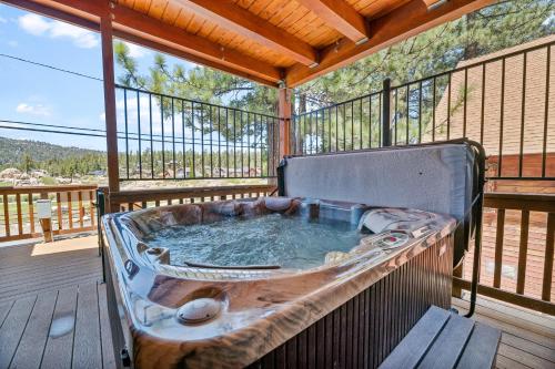 Boulder Bay Park Lakefront - Across the street from the lake and Boulder Bay Park! Hot tub!