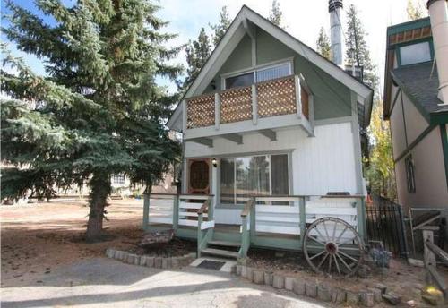 Village Hideaway - Perfectly cozy cabin with a beautiful location, walking distance to everything!
