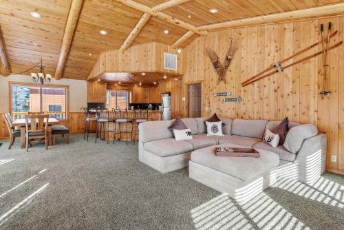 Ursa Major Retreat - minutes to the slops with incredible mountain views! in Big Bear Lake, USA