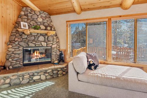 Ursa Major Retreat - minutes to the slops with incredible mountain views! in Big Bear Lake, USA
