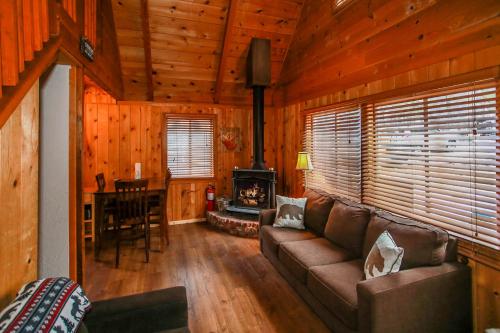 Twin Bear - Cozy and convenient, relaxing cabin with a nice fenced yard and a BBQ in Sugarloaf, USA