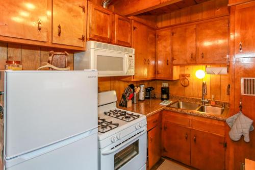 Twin Bear - Cozy and convenient, relaxing cabin with a nice fenced yard and a BBQ in Sugarloaf, USA