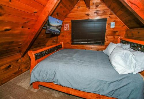 Twin Bear - Cozy and convenient, relaxing cabin with a nice fenced yard and a BBQ in Sugarloaf, USA