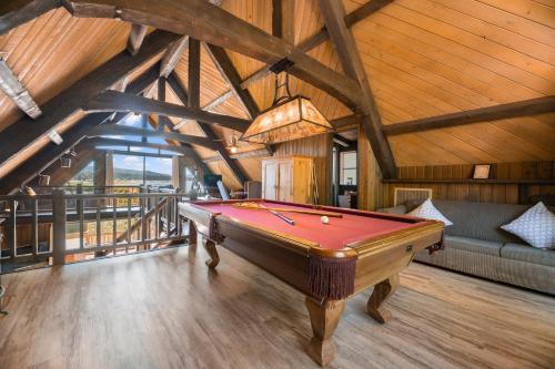 Alpine Lakefront - Lakefront cabin and all the amenities really fun from the pool table and spa