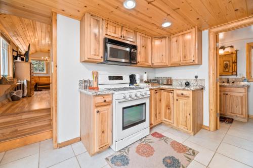 Boulder Bear - Modern mountain home in a desirable area of Big Bear with peek-a-boo lake views in Big Bear Lake, USA