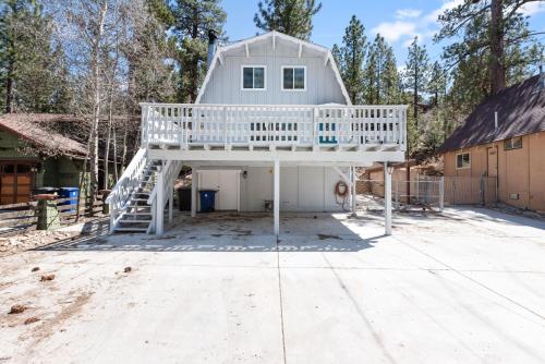 Alpine Oasis - The location is near restaurants and primarily Octoberfest in Big Bear City, USA