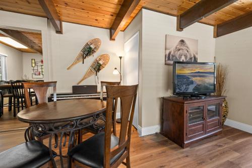 Alpine Oasis - The location is near restaurants and primarily Octoberfest in Big Bear City, USA