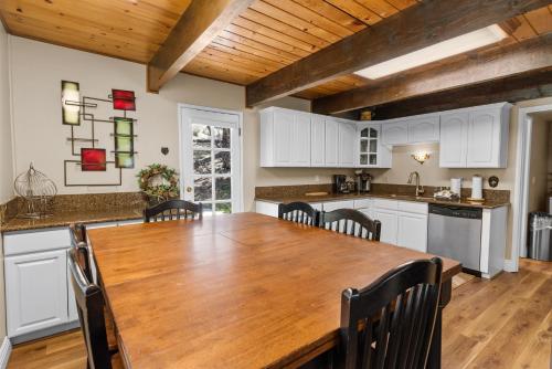 Alpine Oasis - The location is near restaurants and primarily Octoberfest in Big Bear City, USA