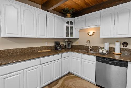 Alpine Oasis - The location is near restaurants and primarily Octoberfest in Big Bear City, USA