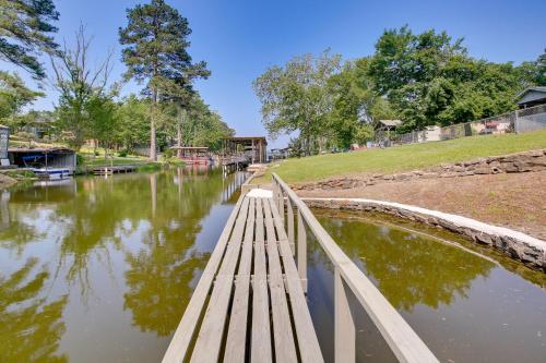 Lake Hamilton Home 5 Mi to Hot Springs! in Hot Springs, USA