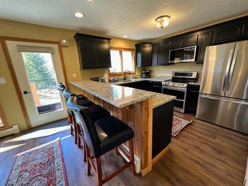 New Property! Updated 3 bed 3 bath condo with mountain ski slope views in Bretton Woods in Bretton Woods, USA