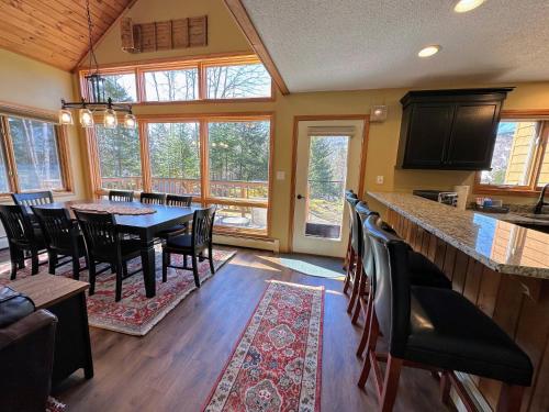 New Property! Updated 3 bed 3 bath condo with mountain ski slope views in Bretton Woods in Bretton Woods, USA
