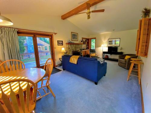 FC20 Comfortable Forest Cottage home - AC, great for kids, lots of yard space! Walk to the slopes!