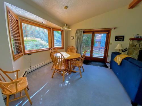 FC20 Comfortable Forest Cottage home - AC, great for kids, lots of yard space! Walk to the slopes!