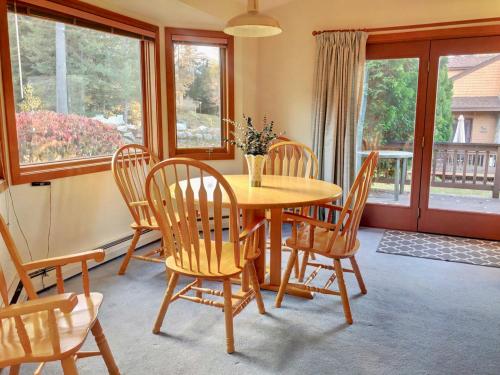 FC20 Comfortable Forest Cottage home - AC, great for kids, lots of yard space! Walk to the slopes!