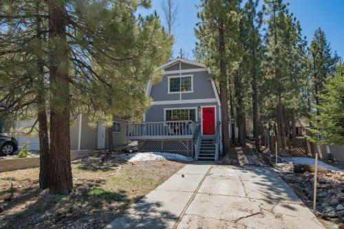 Glenview Getaway - Cozy farm house! Walking distance to the lake!