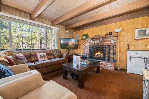 Glenview Getaway - Cozy farm house! Walking distance to the lake! in Big Bear Lake, USA