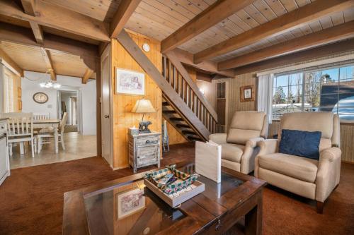 Glenview Getaway - Cozy farm house! Walking distance to the lake! in Big Bear Lake, USA