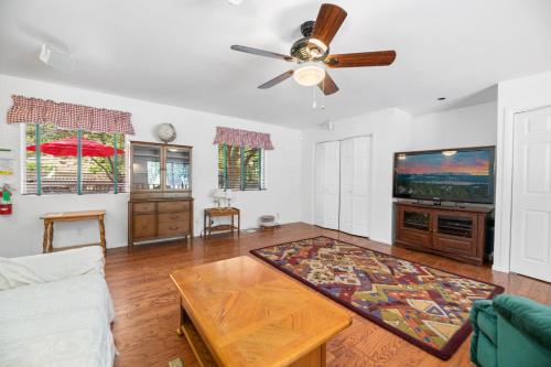 Gnome Chalet - Charming Big Bear country home! Amazing craftsmanship and with a Fenced Yard! in Big Bear Lake, USA