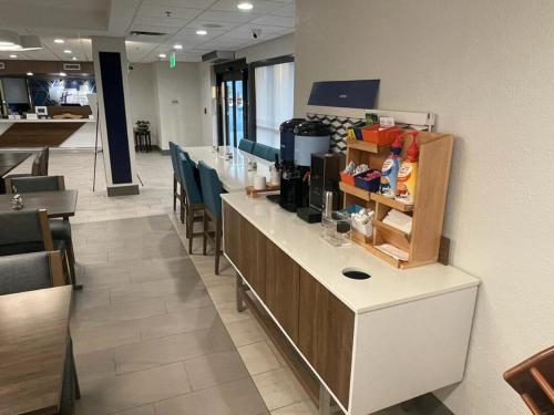 餐飲選擇, 智選假日酒店-勞德代爾堡北行政機場-洲際酒店集團旗下 (Holiday Inn Express Fort Lauderdale North - Executive Airport By IHG) in 勞德達爾湖