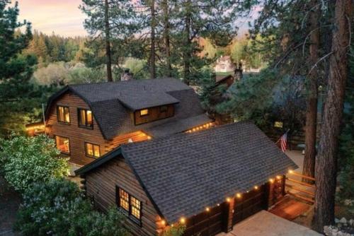 Golf and Ski at Pond View - Spectacular barn style cabin on the Golf Course with Hot Tub! in Big Bear Lake, USA