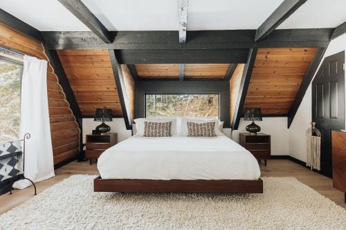 Golf and Ski at Pond View - Spectacular barn style cabin on the Golf Course with Hot Tub! in Big Bear Lake, USA