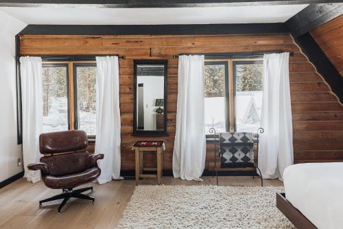 Golf and Ski at Pond View - Spectacular barn style cabin on the Golf Course with Hot Tub! in Big Bear Lake, USA
