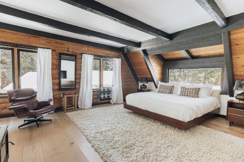Golf and Ski at Pond View - Spectacular barn style cabin on the Golf Course with Hot Tub! in Big Bear Lake, USA
