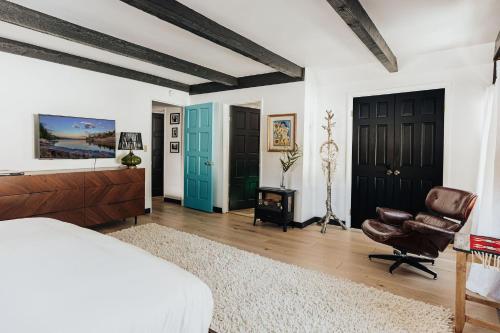 Golf and Ski at Pond View - Spectacular barn style cabin on the Golf Course with Hot Tub! in Big Bear Lake, USA