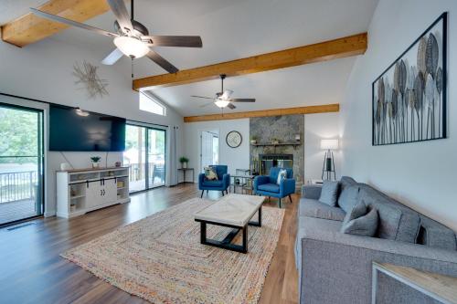 Liberty Lodge Lakefront Cottage with Porch and Dock in Eatonton, Vereinigte Staaten von Amerika