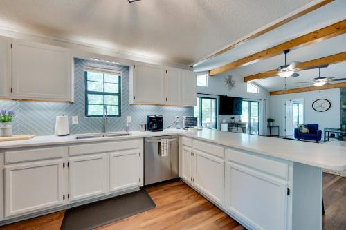 Liberty Lodge Lakefront Cottage with Porch and Dock in Eatonton, USA
