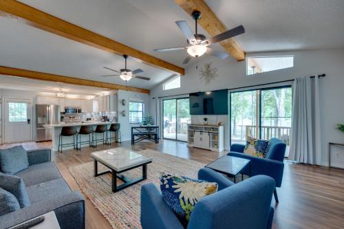 Liberty Lodge Lakefront Cottage with Porch and Dock in Eatonton, USA