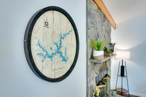 Liberty Lodge Lakefront Cottage with Porch and Dock in Eatonton, USA
