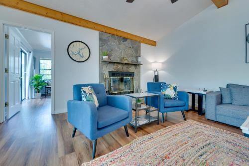 Liberty Lodge Lakefront Cottage with Porch and Dock in Eatonton, USA
