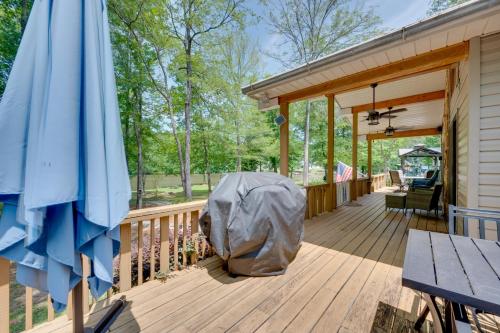 Liberty Lodge Lakefront Cottage with Porch and Dock