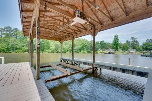 Liberty Lodge Lakefront Cottage with Porch and Dock