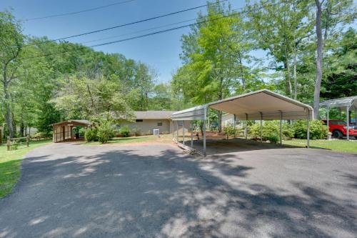 Liberty Lodge Lakefront Cottage with Porch and Dock