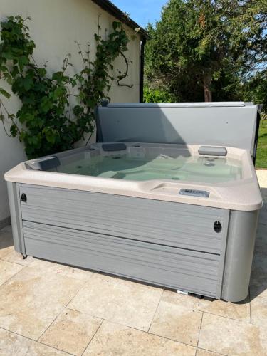 Pezsgőfürdő, Gîte des Tourterelles (Gite des Tourterelles) in Épineuil-le-Fleuriel