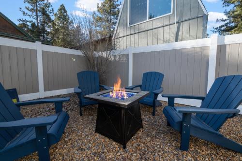 Aqua Dreams - Six fireplaces, arcade machine, foosball, and hot tub in Big Bear City, USA