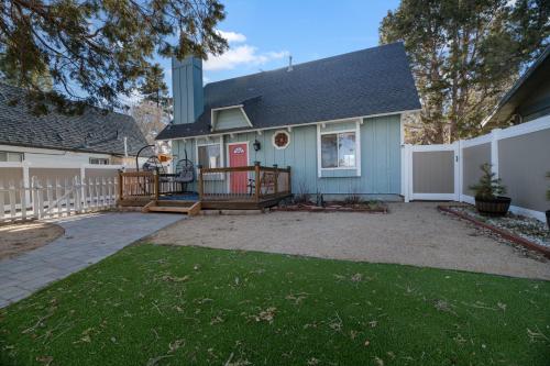 Aqua Dreams - Six fireplaces, arcade machine, foosball, and hot tub in Big Bear City, USA