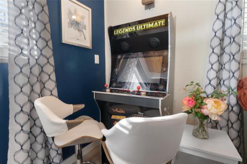 Aqua Dreams - Six fireplaces, arcade machine, foosball, and hot tub in Big Bear City, USA