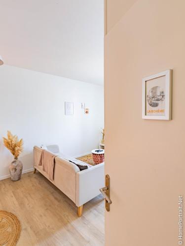 La Vie est belle Room Type - One-Bedroom Apartment